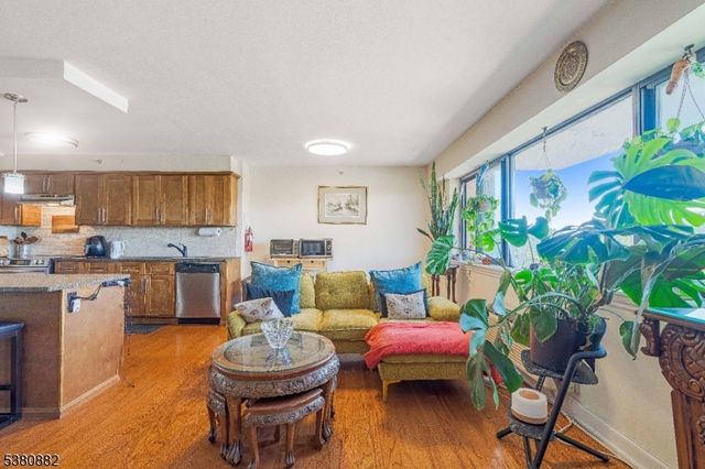 60 Parkway Dr 6G, East Orange City, NJ 07017