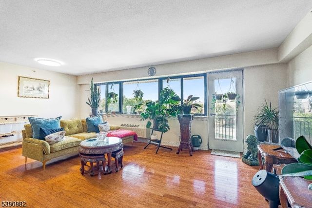 60 Parkway Dr 6G, East Orange City, NJ 07017