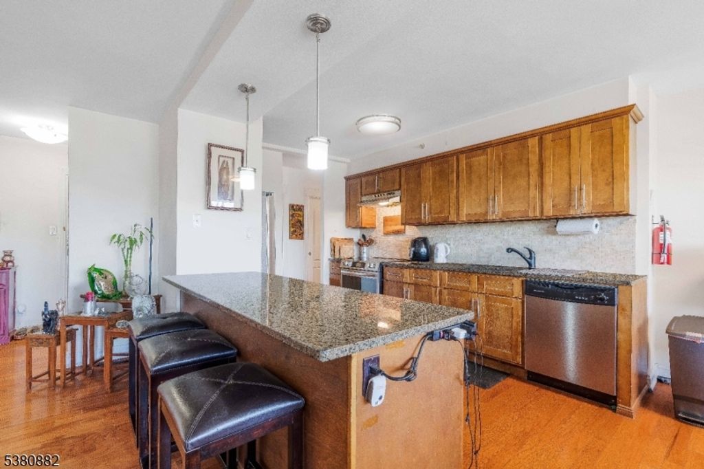 60 Parkway Dr 6G, East Orange City, NJ 07017