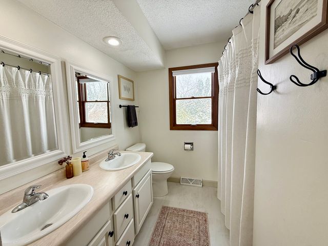 1904 Valley Vista Drive, Bettendorf, IA 52722