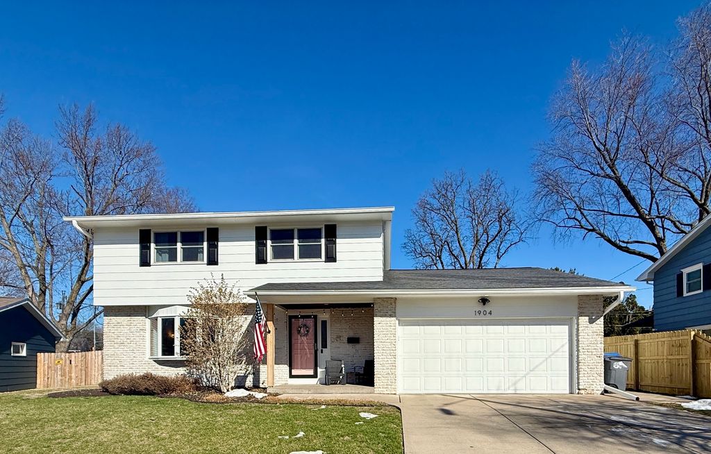 1904 Valley Vista Drive, Bettendorf, IA 52722
