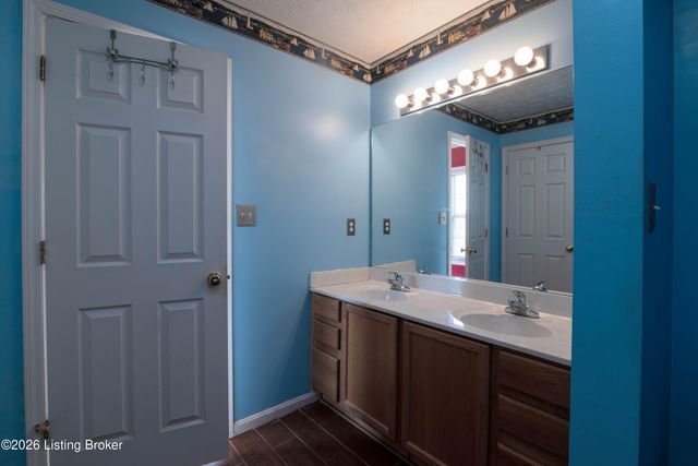 9807 Long Rifle Ln, Louisville, KY 40291