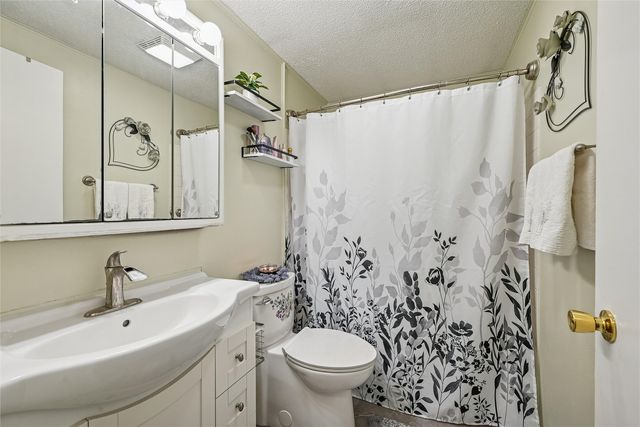 1032 Emmons Street, Hiawatha, IA 52233