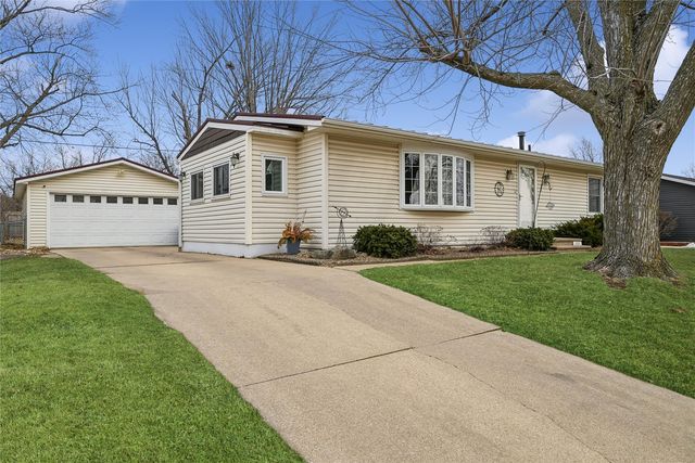 1032 Emmons Street, Hiawatha, IA 52233