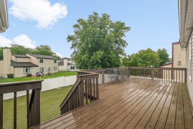 1260 Waterbury Lane, Roselle, IL 60172