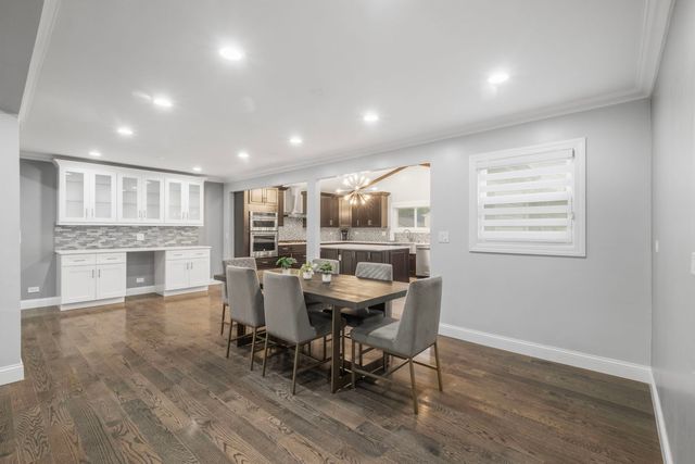 1260 Waterbury Lane, Roselle, IL 60172