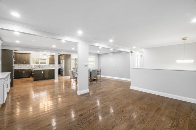 1260 Waterbury Lane, Roselle, IL 60172