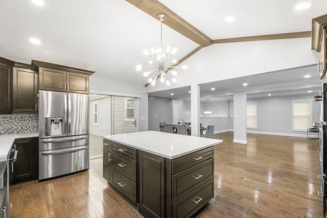1260 Waterbury Lane, Roselle, IL 60172