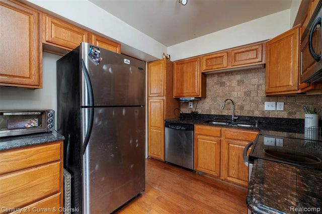 1806 Oxford Road, Grosse Pointe Woods, MI 48236