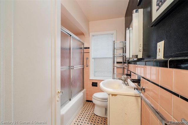 1806 Oxford Road, Grosse Pointe Woods, MI 48236