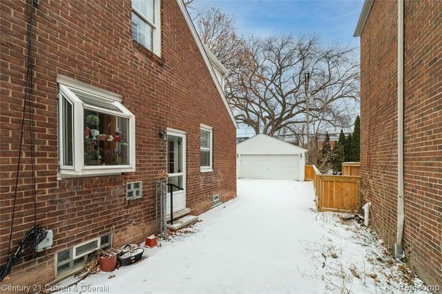 1806 Oxford Road, Grosse Pointe Woods, MI 48236