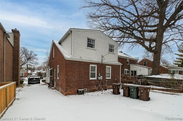 1806 Oxford Road, Grosse Pointe Woods, MI 48236