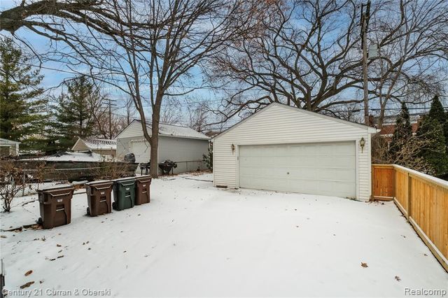 1806 Oxford Road, Grosse Pointe Woods, MI 48236