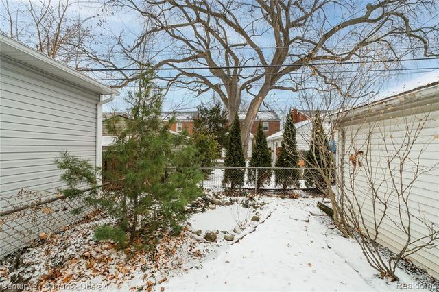 1806 Oxford Road, Grosse Pointe Woods, MI 48236