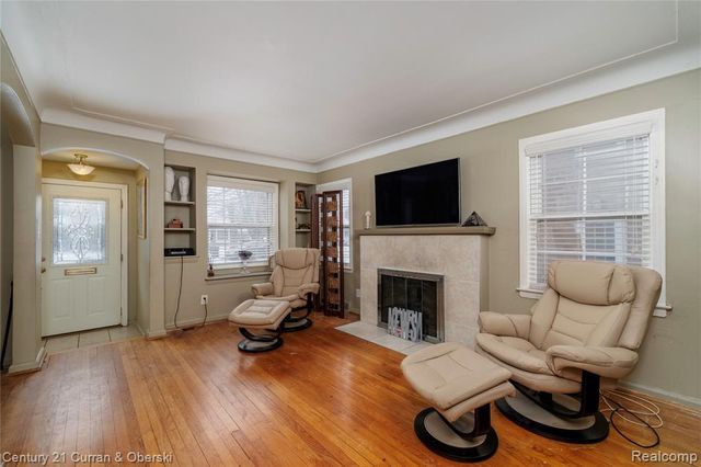 1806 Oxford Road, Grosse Pointe Woods, MI 48236