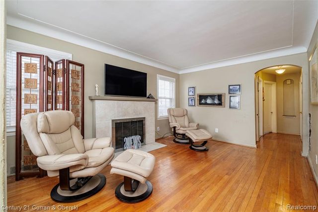 1806 Oxford Road, Grosse Pointe Woods, MI 48236