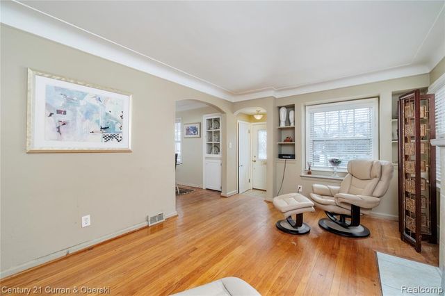 1806 Oxford Road, Grosse Pointe Woods, MI 48236