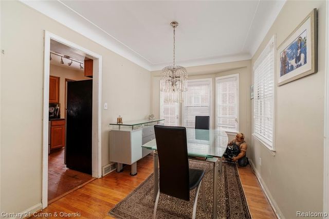 1806 Oxford Road, Grosse Pointe Woods, MI 48236