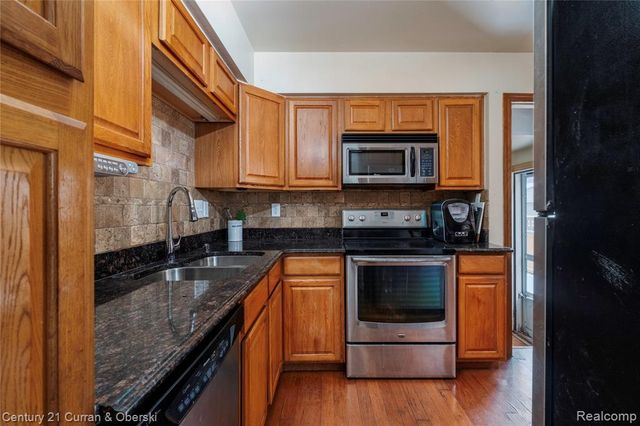 1806 Oxford Road, Grosse Pointe Woods, MI 48236