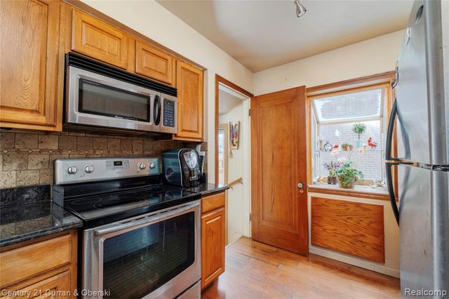 1806 Oxford Road, Grosse Pointe Woods, MI 48236