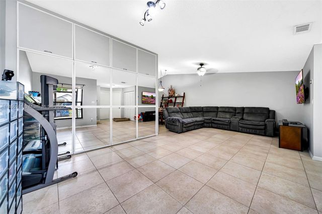 7931 NW 10th Ct, Plantation, FL 33322