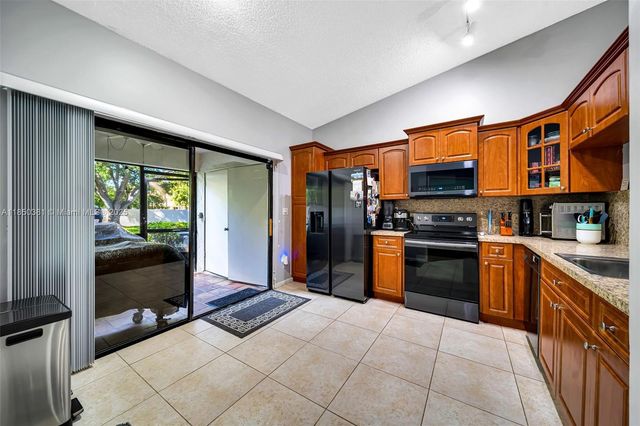 7931 NW 10th Ct, Plantation, FL 33322