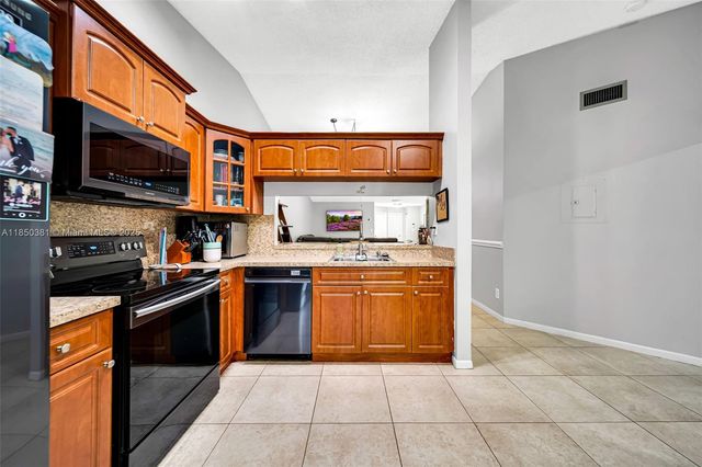 7931 NW 10th Ct, Plantation, FL 33322