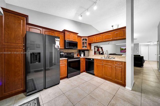 7931 NW 10th Ct, Plantation, FL 33322