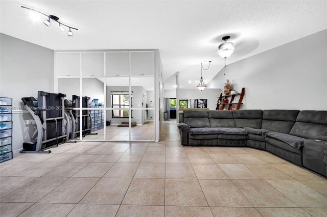 7931 NW 10th Ct, Plantation, FL 33322
