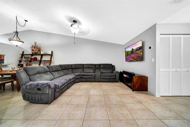 7931 NW 10th Ct, Plantation, FL 33322