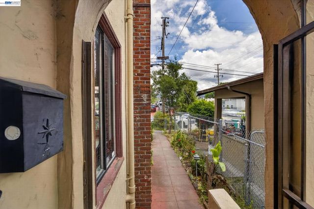 1227 E 33Rd St, Oakland, CA 94610