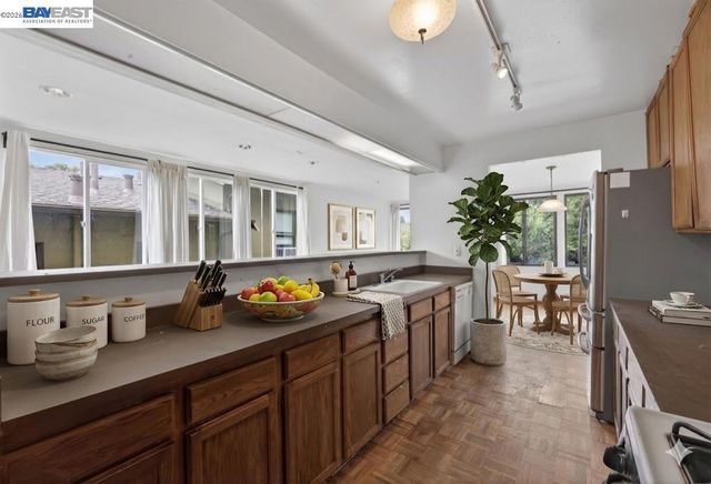 1227 E 33Rd St, Oakland, CA 94610
