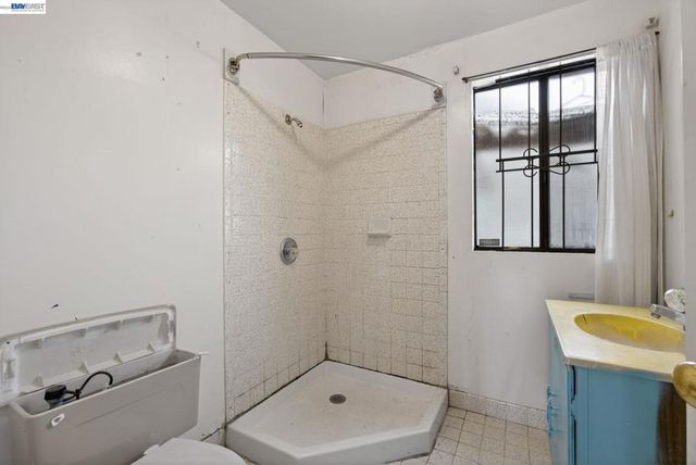 1227 E 33Rd St, Oakland, CA 94610
