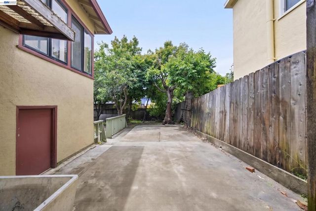 1227 E 33Rd St, Oakland, CA 94610