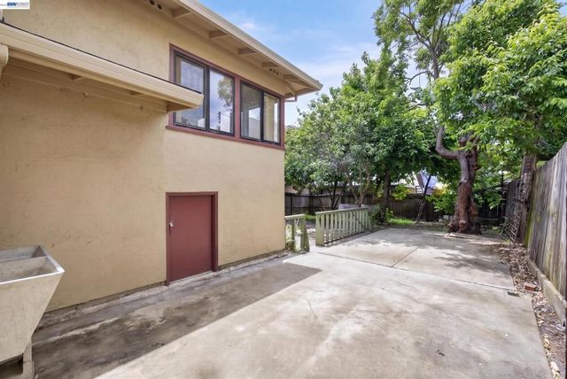 1227 E 33Rd St, Oakland, CA 94610