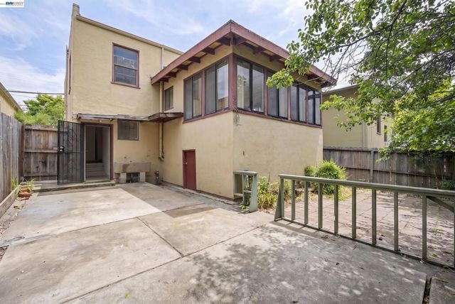 1227 E 33Rd St, Oakland, CA 94610
