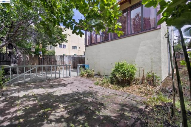 1227 E 33Rd St, Oakland, CA 94610