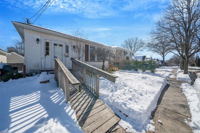 21 Park Avenue, Malverne, NY 11565