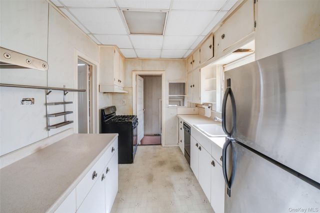 21 Park Avenue, Malverne, NY 11565