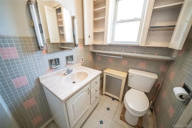 21 Park Avenue, Malverne, NY 11565