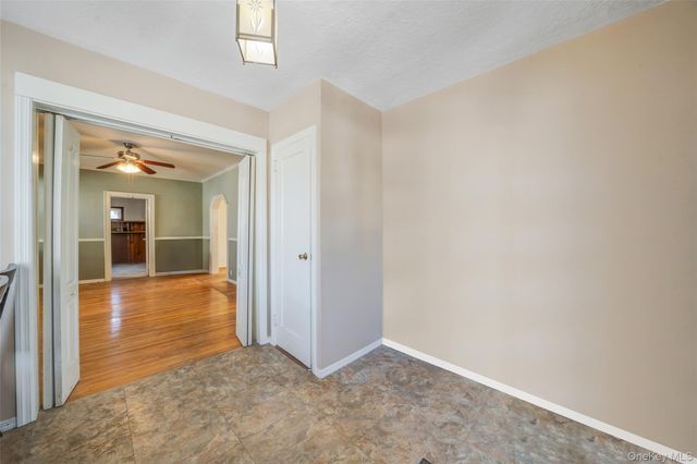 21 Park Avenue, Malverne, NY 11565