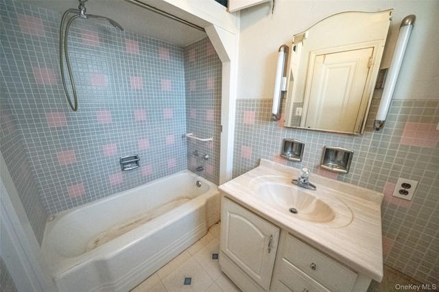 21 Park Avenue, Malverne, NY 11565