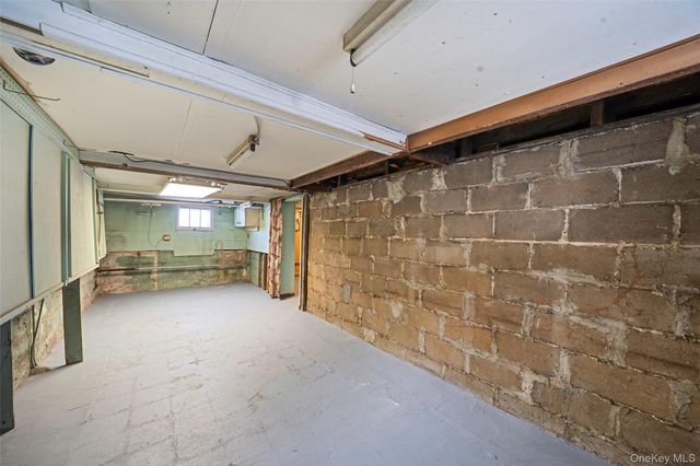 21 Park Avenue, Malverne, NY 11565