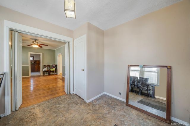 21 Park Avenue, Malverne, NY 11565