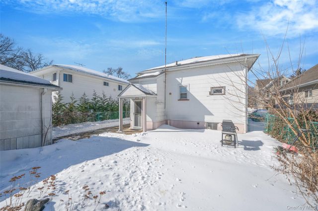 21 Park Avenue, Malverne, NY 11565