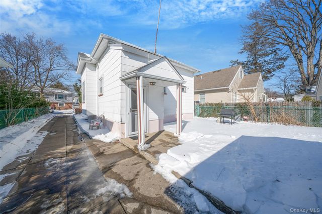 21 Park Avenue, Malverne, NY 11565