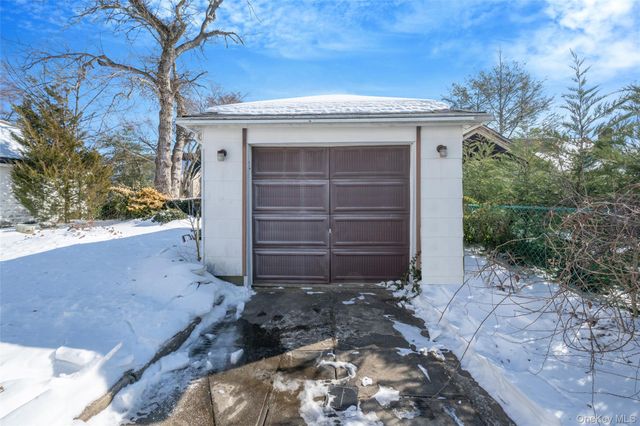 21 Park Avenue, Malverne, NY 11565