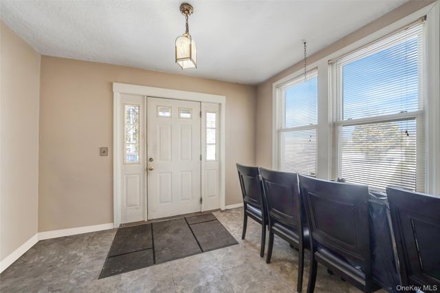 21 Park Avenue, Malverne, NY 11565