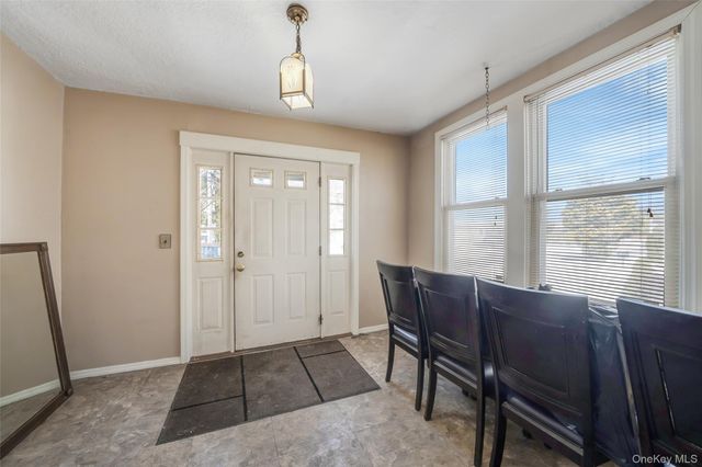 21 Park Avenue, Malverne, NY 11565