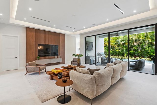 255 NE 3rd Street, Boca Raton, FL 33432
